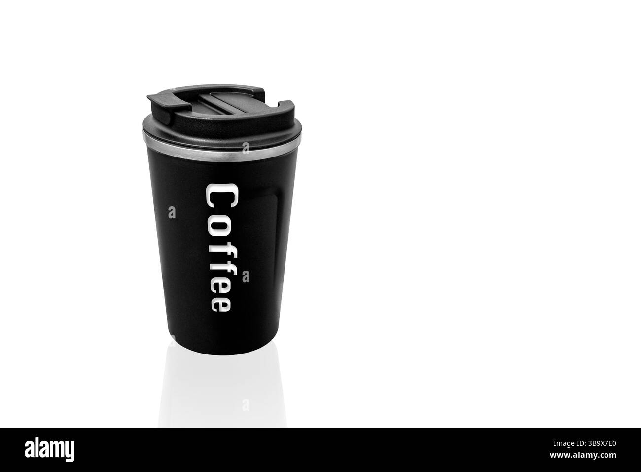 Tasse thermo noire pour le café sur fond blanc. Tasse thermos pour boissons chaudes Banque D'Images