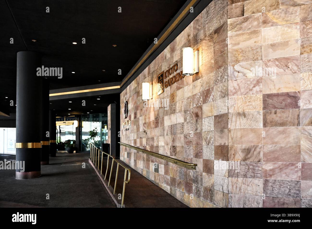 LOS ANGELES, CALIFORNIE - 9 MAI 2025 : DoubleTree by Hilton à Little Tokyo, comprend les jardins de Koyoto, un magnifique jardin japonais situé à l'intérieur du HO Banque D'Images