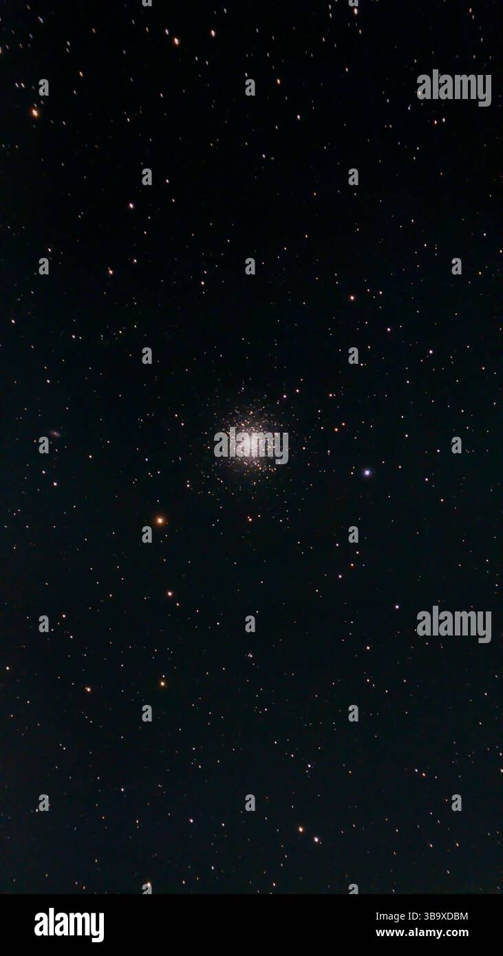 Amas globulaire M13 à Hercule, distance de la Terre de plus de 22 180 années-lumière. Visible à gauche près du bord du cadre est petite et faible galaxie spirale NGC 6207, à 30 millions d'années-lumière de la Terre Banque D'Images