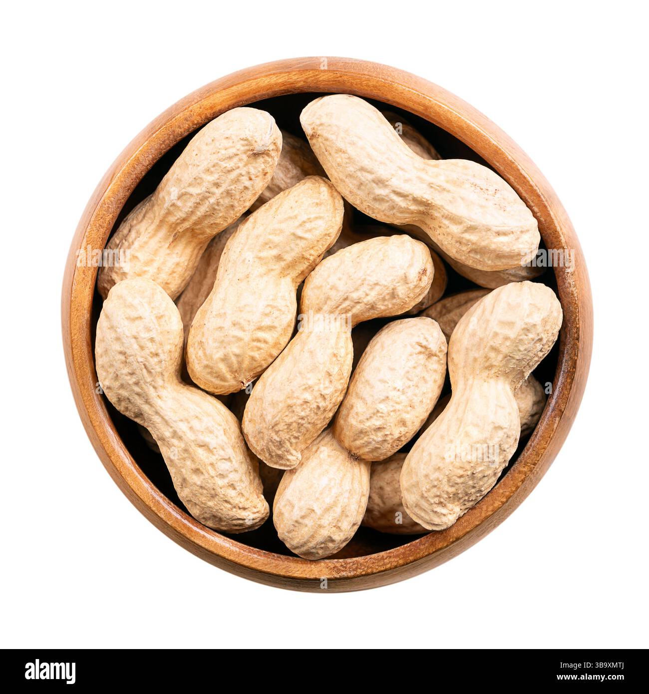Cacahuètes grillées en coquille dans un bol en bois. Fruits entiers, croquants, d'Arachis hypogaea, enveloppés dans sa coquille naturelle. En-cas doré léger. Banque D'Images
