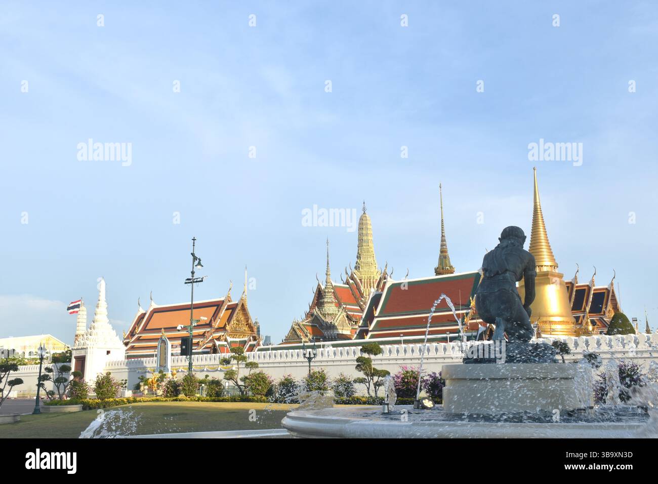 Temple de Bouddha émeraude ou Wat Phra Kaew lieu de voyage et point de repère en Thaïlande au coucher du soleil Banque D'Images