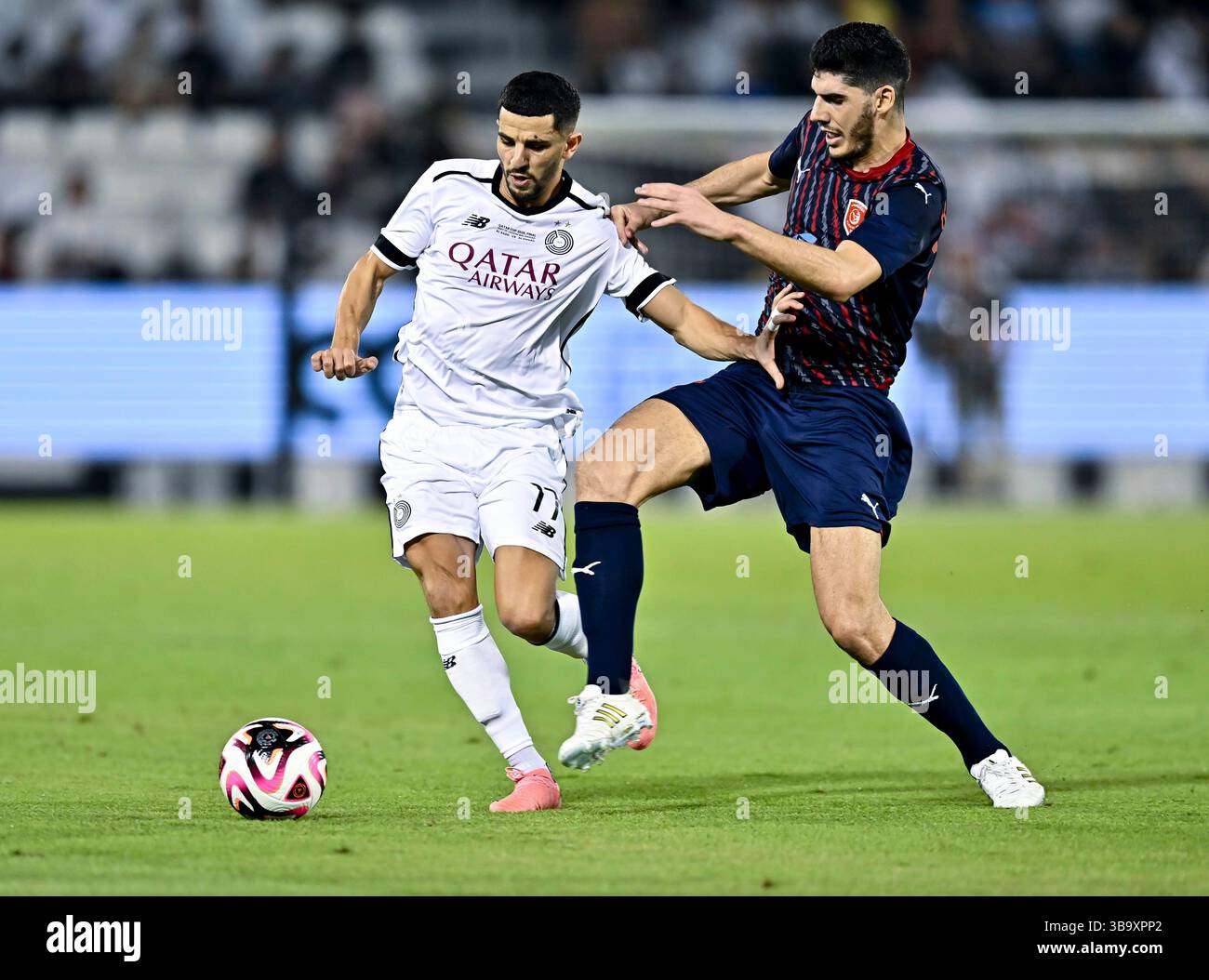 Doha, Qatar. 10 mai 2025. Youcef Atal (G) d'Al-Sadd affronte Karim Boudiaf d'Al-Duhail lors du match de finale de la Coupe du Qatar 2025 entre Al-Sadd et Al-Duhail au stade Jassim Bin Hamad à Doha, Qatar, le 10 mai 2025. Crédit : Nikku/Xinhua/Alamy Live News Banque D'Images