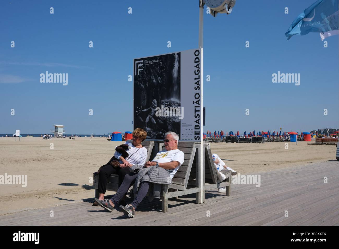 La plage et la promenade à Deauville en France. Banque D'Images