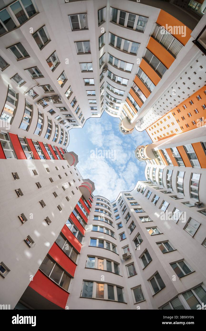 vue de bas en haut vers le ciel dans une maison gratte-ciel bien avec une cour étroite Banque D'Images