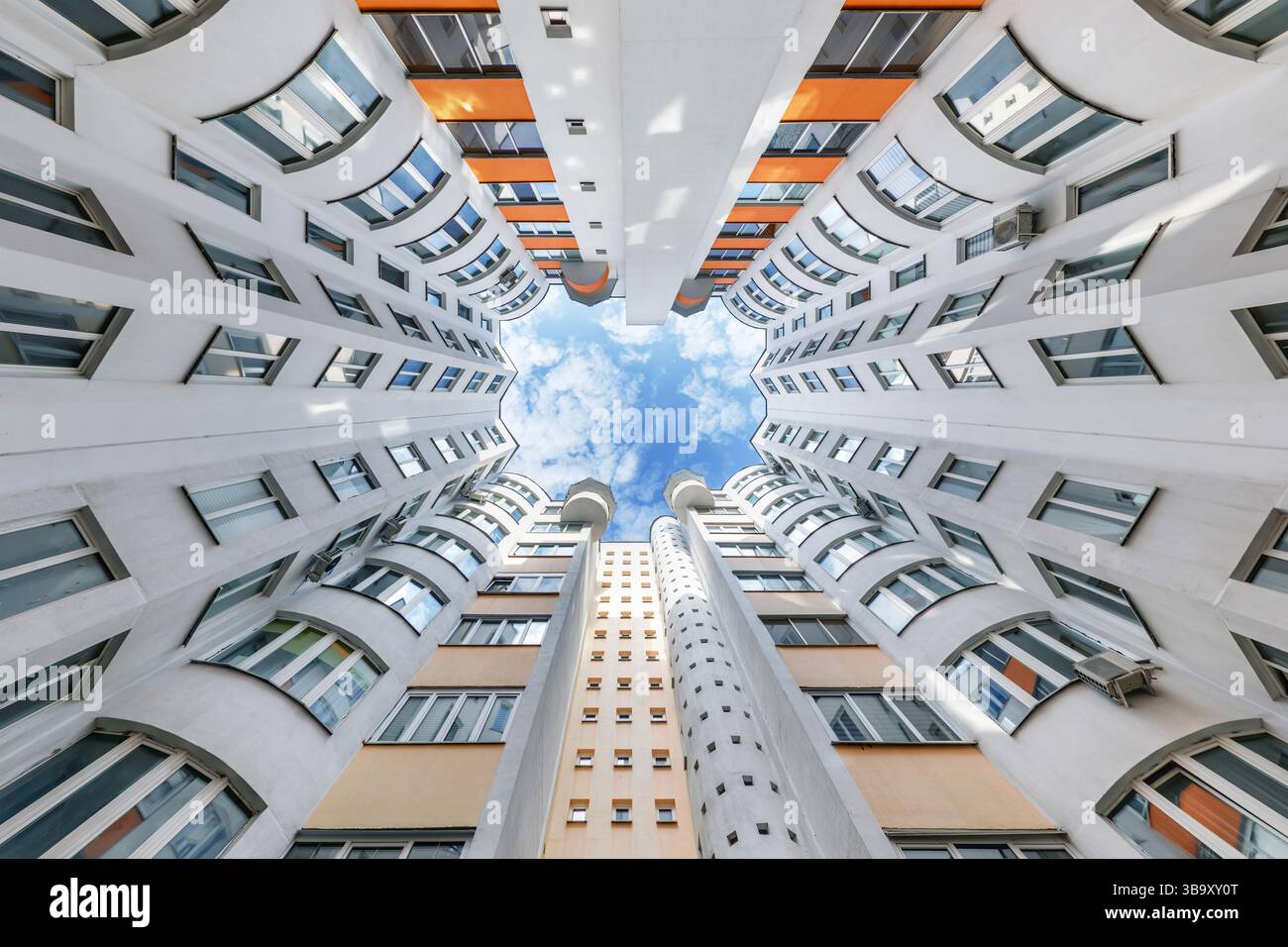 vue de bas en haut vers le ciel dans une maison gratte-ciel bien avec une cour étroite Banque D'Images