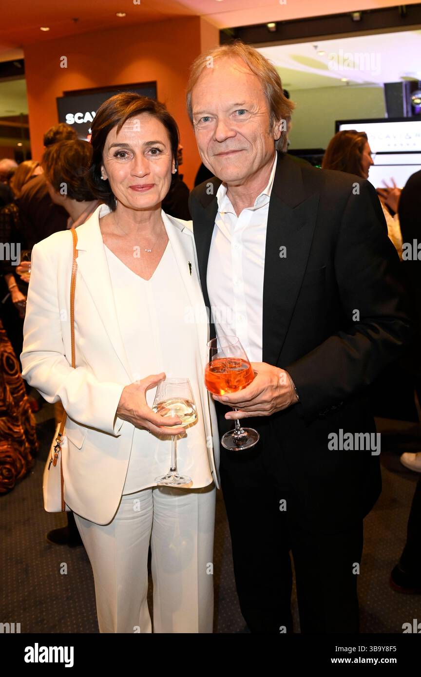 Sandra Maischberger mit Ehemann Samuel Kerhart BEI der 75. Verleihung des Deutschen Filmpreises 2025 im Theater am Potsdamer Platz. Berlin, 09.05.2025 Banque D'Images