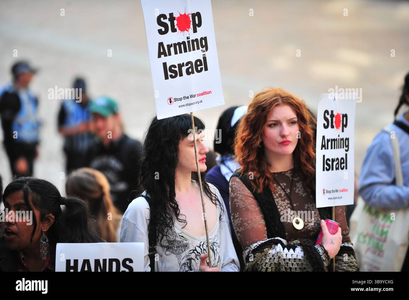 Glasgow, Royaume-Uni. 11 mai 2025 - des manifestants sont vus tenant des pancartes pendant la manifestation. Les manifestants se sont rassemblés devant les marches de la rue Buchannan pour protester contre l'occupation israélienne de la Palestine et le génocide contre les Palestiniens soutenu par l'Occident. Crédit : Eastern Goodwin Media/Alamy Live News Banque D'Images