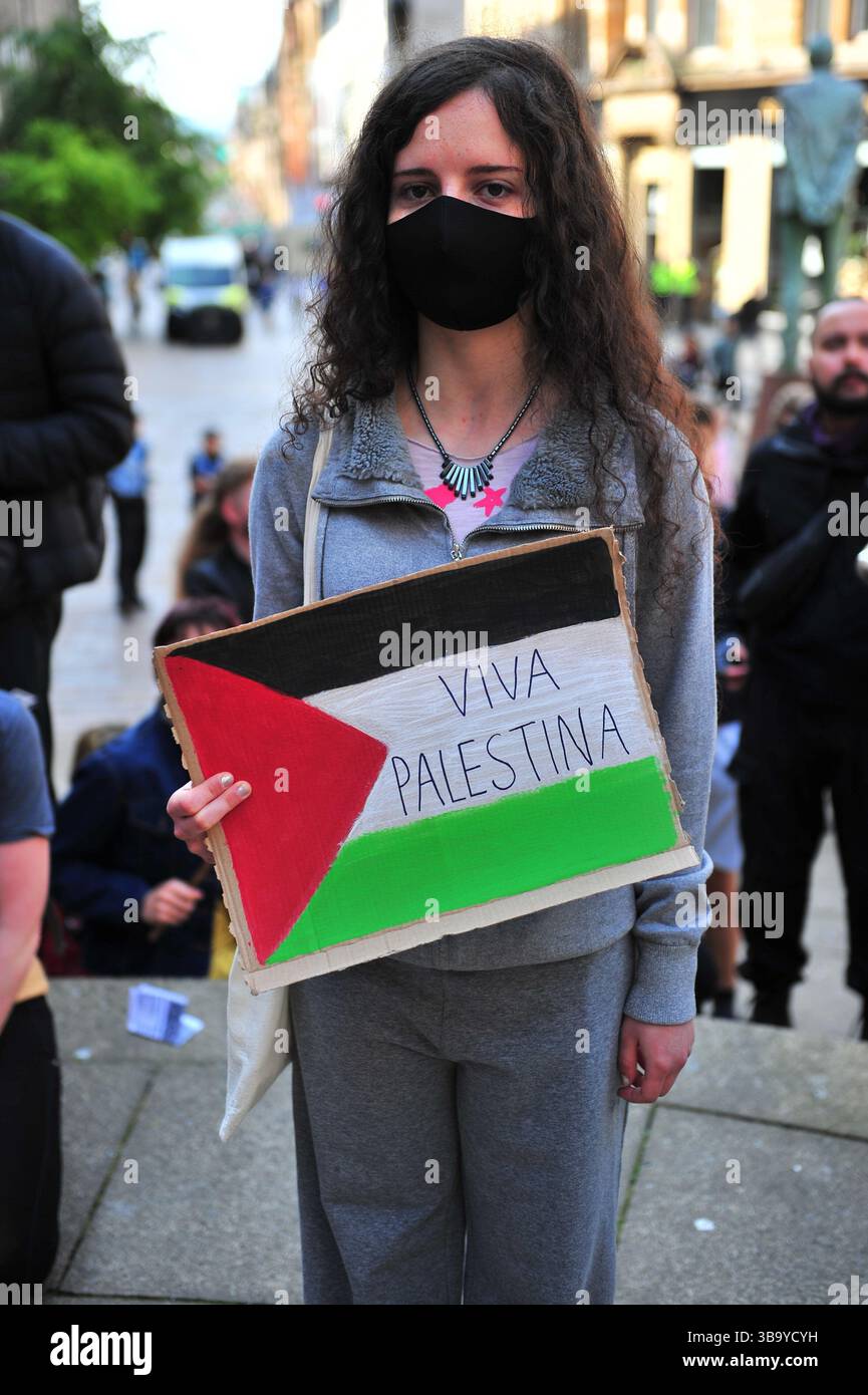 Glasgow, Royaume-Uni. 11 mai 2025 - un manifestant est vu tenant une pancarte pendant la manifestation. Les manifestants se sont rassemblés devant les marches de la rue Buchannan pour protester contre l'occupation israélienne de la Palestine et le génocide contre les Palestiniens soutenu par l'Occident. Crédit : Eastern Goodwin Media/Alamy Live News Banque D'Images
