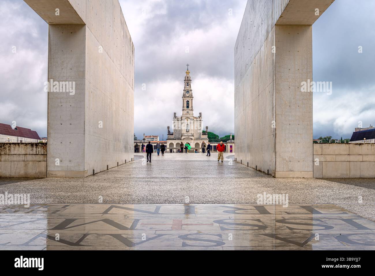 La basilique de notre-Dame du Rosaire vue de l'entrée de la basilique de la Sainte Trinité à Fatima, Portugal. Banque D'Images