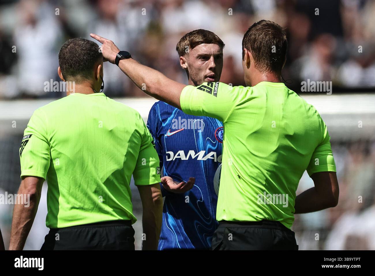 Newcastle, Royaume-Uni. 11 mai 2025. L'arbitre John Brooks ordonne à Cole Palmer de Chelsea de quitter le terrain après l'avoir confronté après les coups d'alerte à la mi-temps lors du match de premier League Newcastle United vs Chelsea au James's Park, Newcastle, Royaume-Uni, le 11 mai 2025 (photo Mark Cosgrove/News images) à Newcastle, Royaume-Uni le 5/11/2025. (Photo de Mark Cosgrove/News images/SIPA USA) crédit : SIPA USA/Alamy Live News Banque D'Images