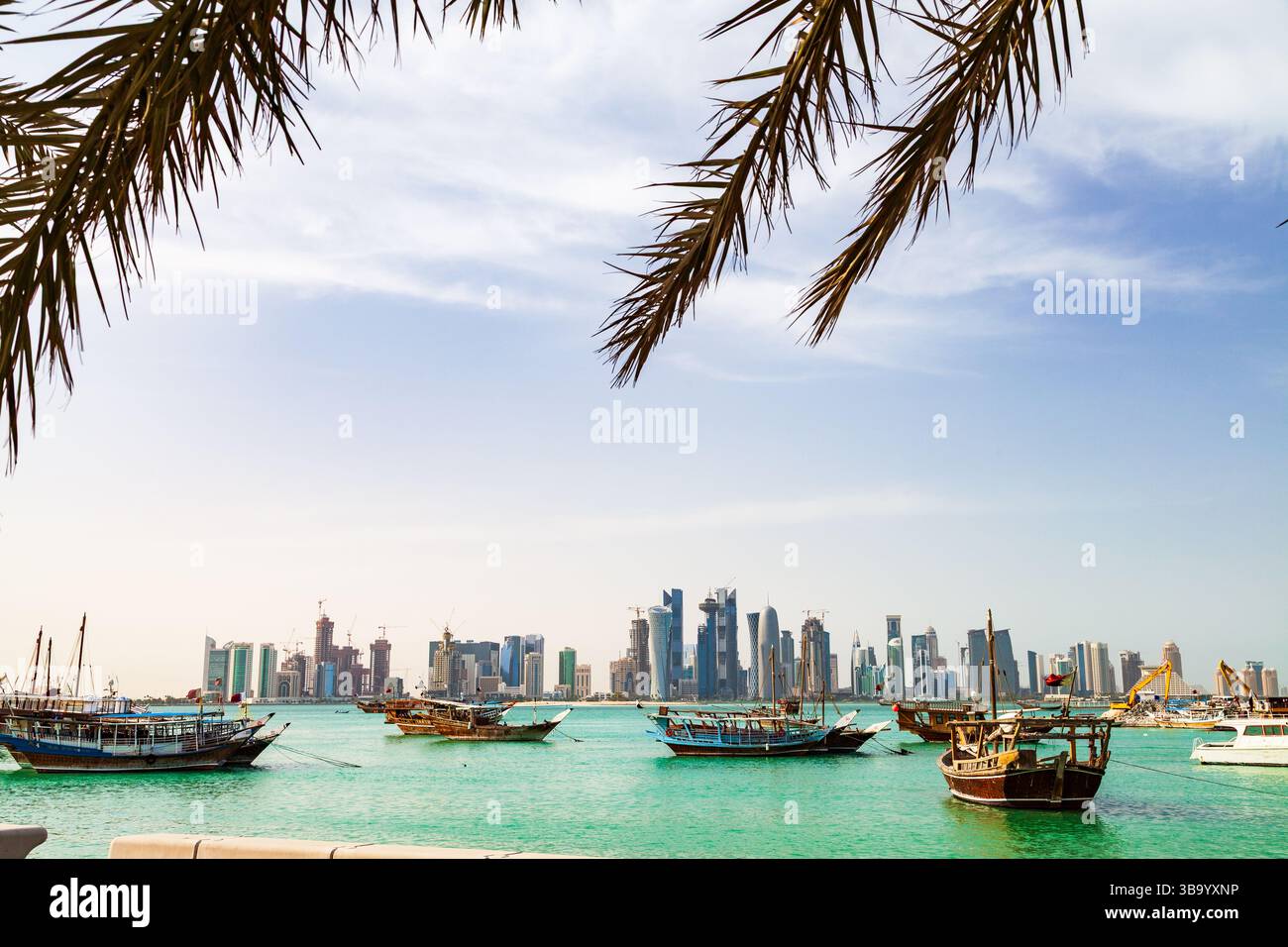 Belle vue sur Doha Skyline avec bateaux traditionnels en bois avec drapeaux flottants Qatar. corniche Harbour Doha Qatar, moyen-Orient Banque D'Images