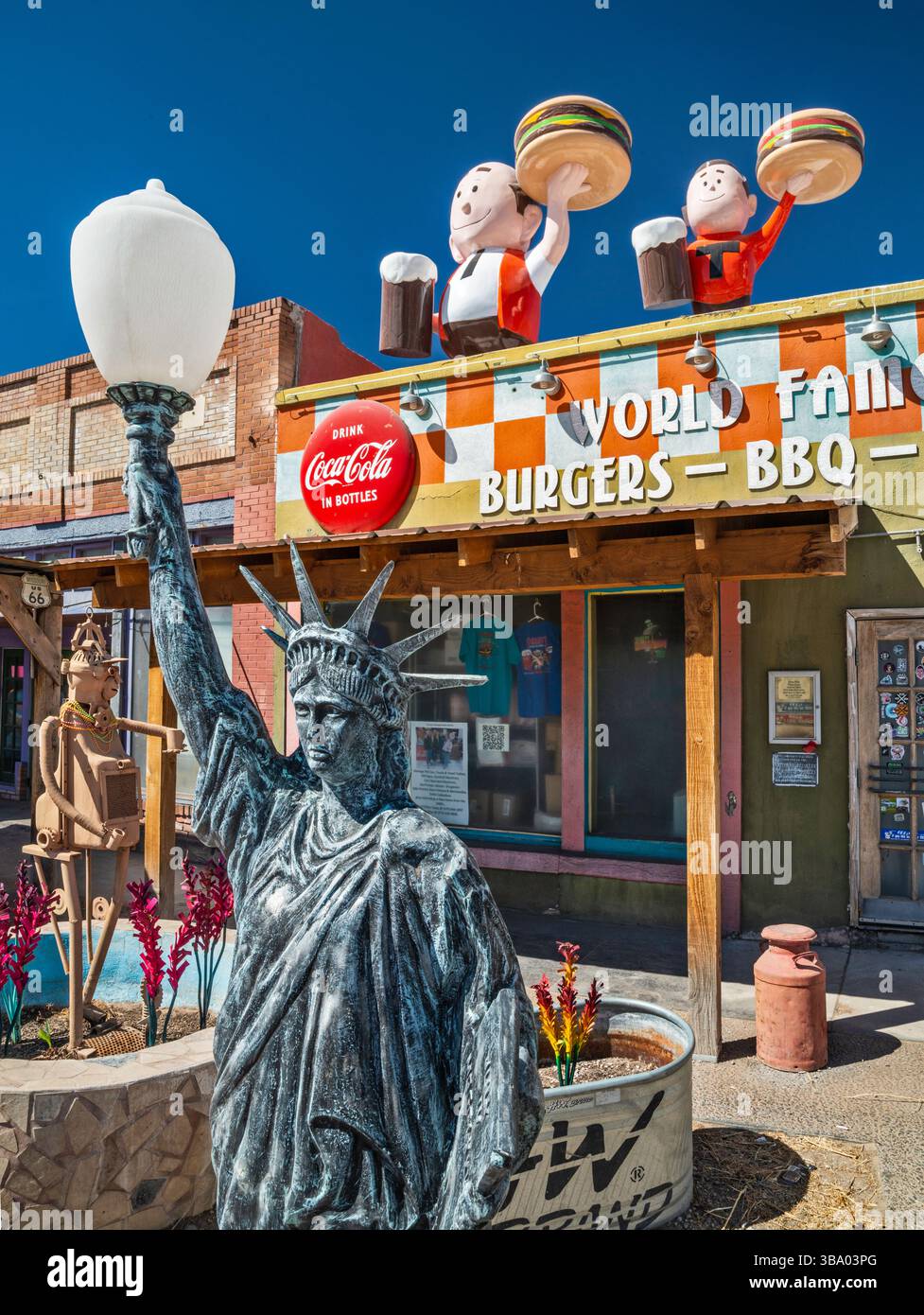 Statue de la liberté, Root Beer Family figure sur le dessus du restaurant Sparkys, Peacock Mercantile Building, 1926, dans le village de Hatch, Nouveau-Mexique, États-Unis Banque D'Images