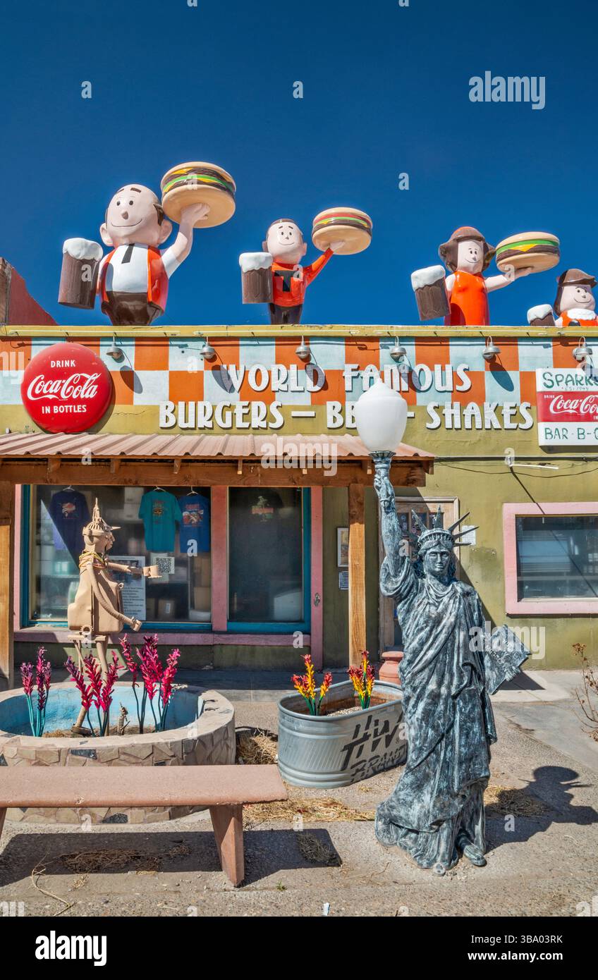 Statue de la liberté, Root Beer Family figure sur le dessus du restaurant Sparkys, Peacock Mercantile Building, 1926, dans le village de Hatch, Nouveau-Mexique, États-Unis Banque D'Images