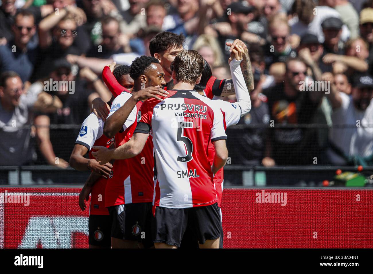 ROTTERDAM - (g-d) Antoni Milambo de Feyenoord, Gijs Smal de Feyenoord, Givairo Read de Feyenoord célèbrent 2-0 lors du match néerlandais Eredivisie entre Feyenoord et PSV au Feyenoord Stadium de Kuip le 11 mai 2025 à Rotterdam, pays-Bas. ANP BART STOUTJESDIJK Banque D'Images