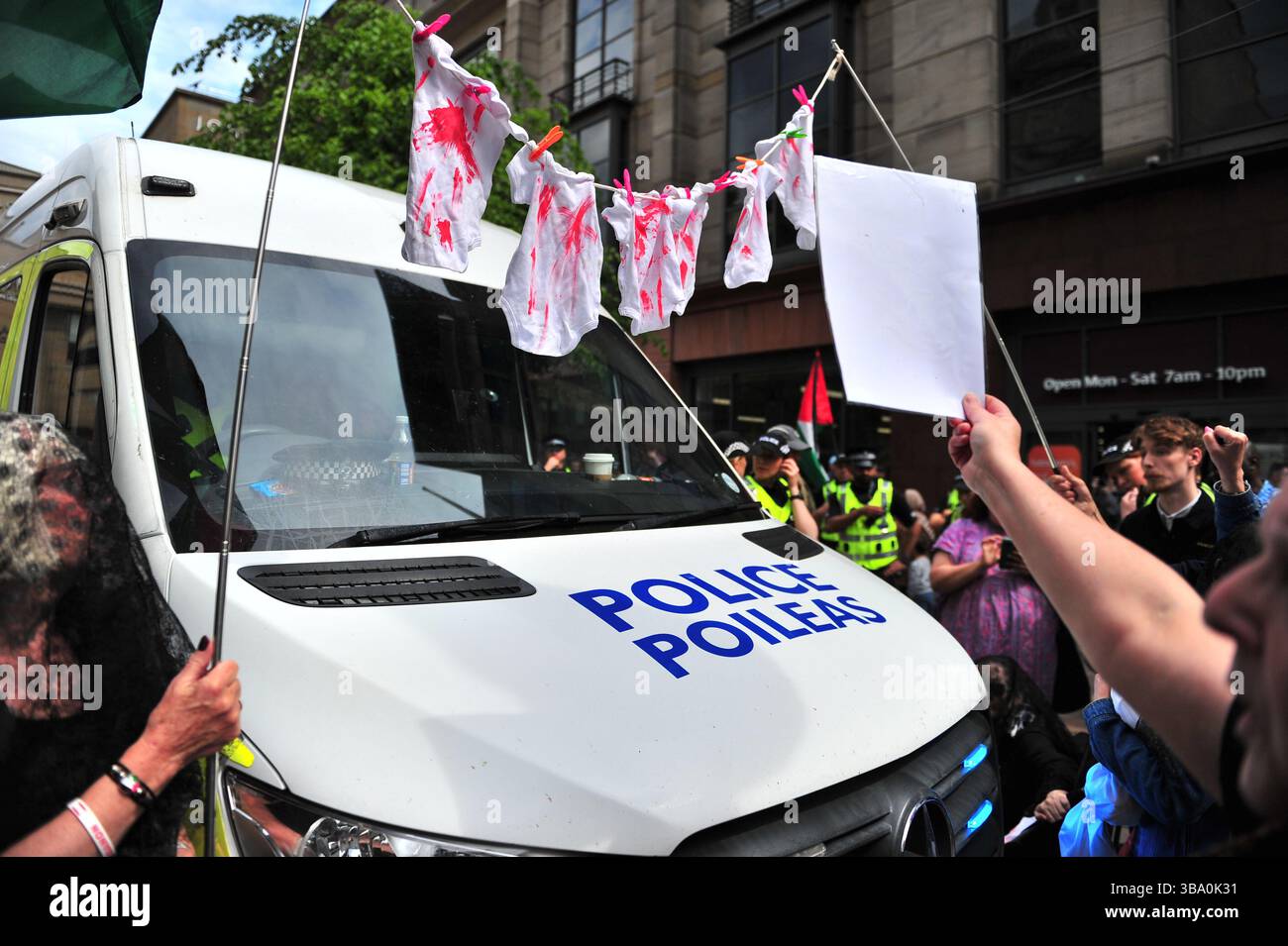 Glasgow, Royaume-Uni. 11 mai 2025 - les manifestants brandissent des vêtements de bébé ensanglantés sur le capot de la camionnette alors qu'elle est entourée par les manifestants. Les manifestants se sont rassemblés devant les marches de la rue Buchannan pour protester contre les groupes d'extrême droite qui soutiennent Israël. Crédit : Eastern Goodwin Media/Alamy Live News Banque D'Images