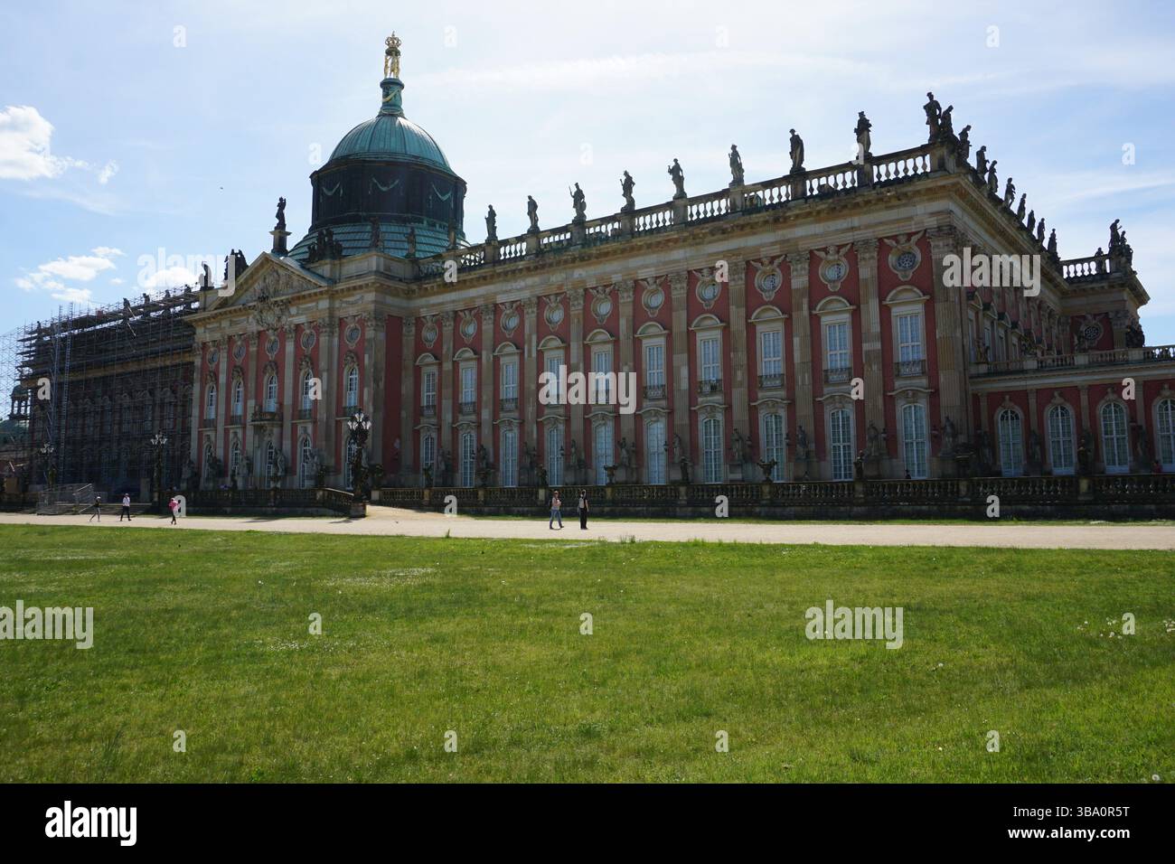 Vue latérale de la façade ouest ornée du Neues Palais, New Palace, du parc du château de Sanssouci à Potsdam, en Allemagne Banque D'Images
