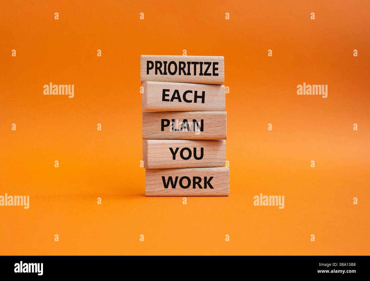 Priorité, plan et symbole de travail. Des blocs de bois avec des mots donnent la priorité à chaque plan que vous travaillez. Beau fond orange. Et prioriser chaque plan Banque D'Images