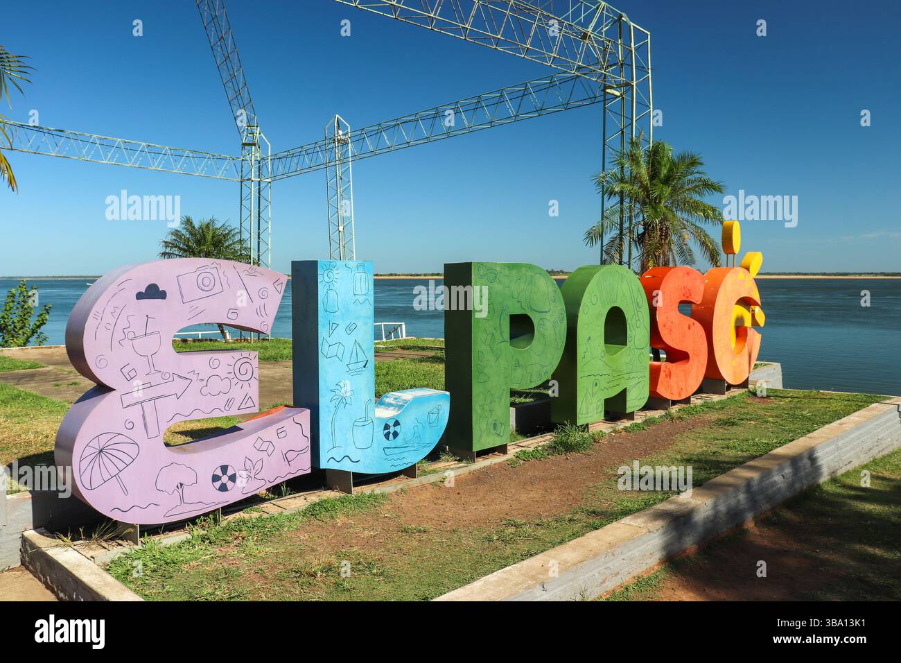Le panneau coloré El Paso vous accueille à Paso de la Patria, Corrientes, Argentine, une destination de choix pour le tourisme et la pêche sportive. Le Parana Rive Banque D'Images