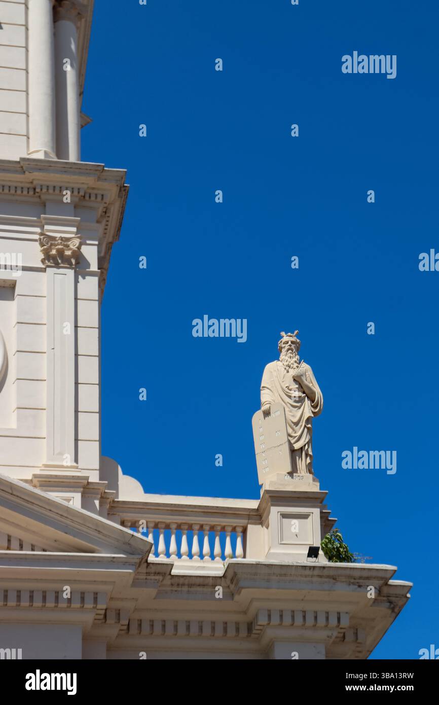 Détail sculptural de Saint Paul sur la façade de l'église notre-Dame de la Miséricorde, Corrientes, Argentine. Un regard attentif sur l'histoire religieuse et l'art sacré Banque D'Images