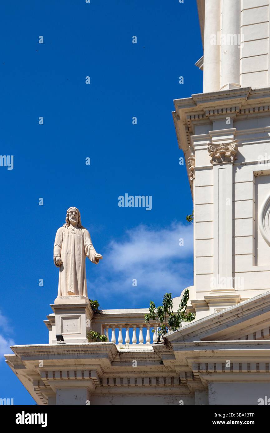 Détail sculptural de Saint Pierre sur la façade de l'église notre-Dame de la Miséricorde, Corrientes, Argentine. Un témoignage de l'héritage religieux et artistique ri Banque D'Images