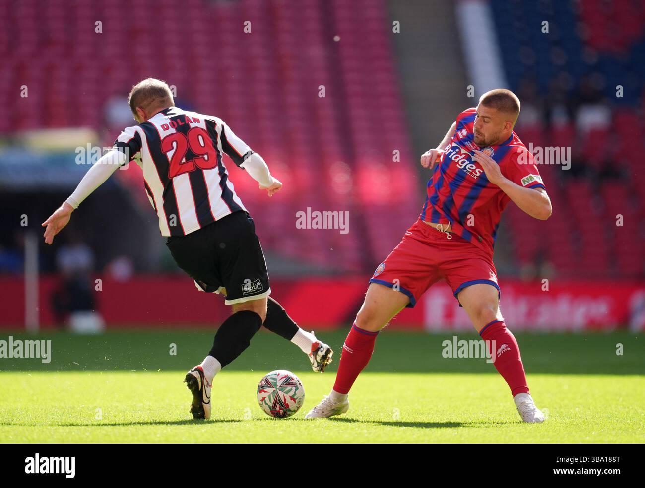 Matty Dolan de Spennymoor Town (à gauche) et Josh Barrett d'Aldershot Town s'affrontent pour le ballon lors de la finale du Trophée Isuzu FA au stade de Wembley à Londres. Date de la photo : dimanche 11 mai 2025. Banque D'Images