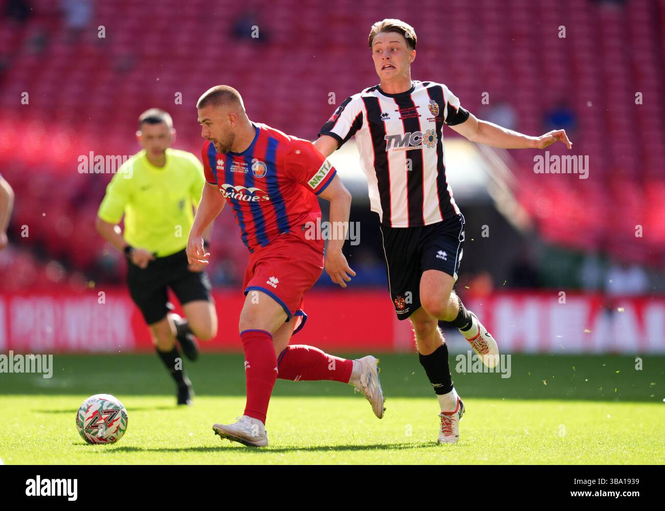 Josh Barrett d'Aldershot Town (à gauche) et Spennymoor Town se battent pour le ballon lors de la finale du Trophée Isuzu FA au stade de Wembley à Londres. Date de la photo : dimanche 11 mai 2025. Banque D'Images