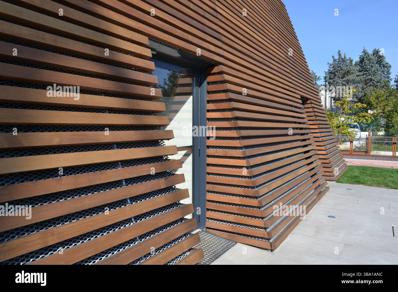 Expo Milano 2015. Architecture durable de la succursale bancaire Intesa Sanpaolo Expo. Isolation thermique extérieure en bois et métal. Entrée par porte vitrée Banque D'Images