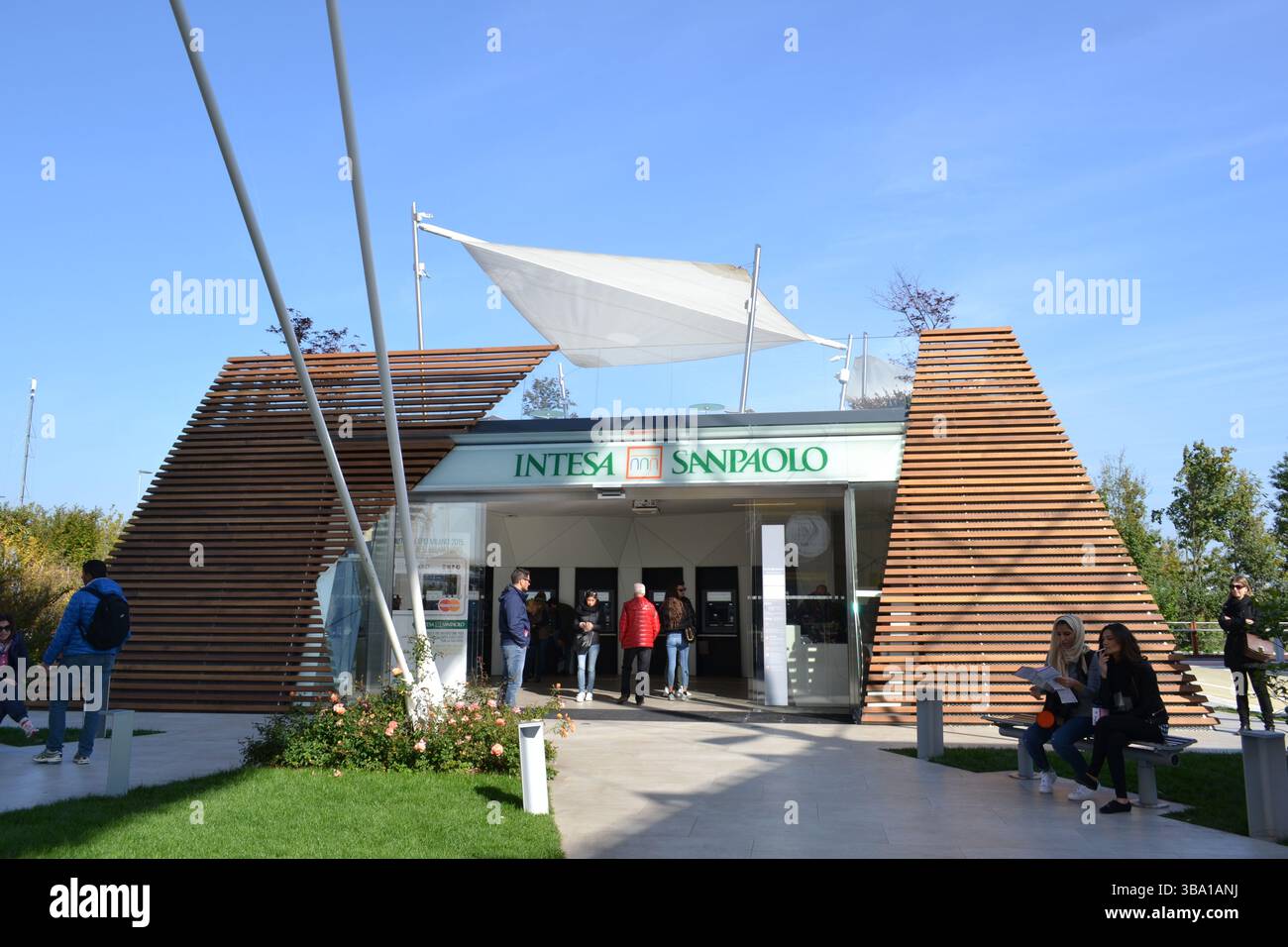Architecture durable de la succursale bancaire Intesa Sanpaolo Expo. Isolation thermique extérieure en bois et métal. Grande fenêtre en verre. Les gens attendent. Banque D'Images