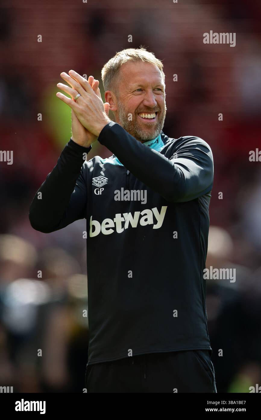 Old Trafford, Manchester, Angleterre, Royaume-Uni le 11 mai 2025. Graham Potter, entraîneur de West Ham United, célèbre le match de Manchester United FC contre West Ham United FC English premier League à Old Trafford, Manchester, Angleterre, Royaume-Uni le 11 mai 2025 crédit : Ian Stephen/Every second Media crédit : Every second Media/Alamy Live News Banque D'Images