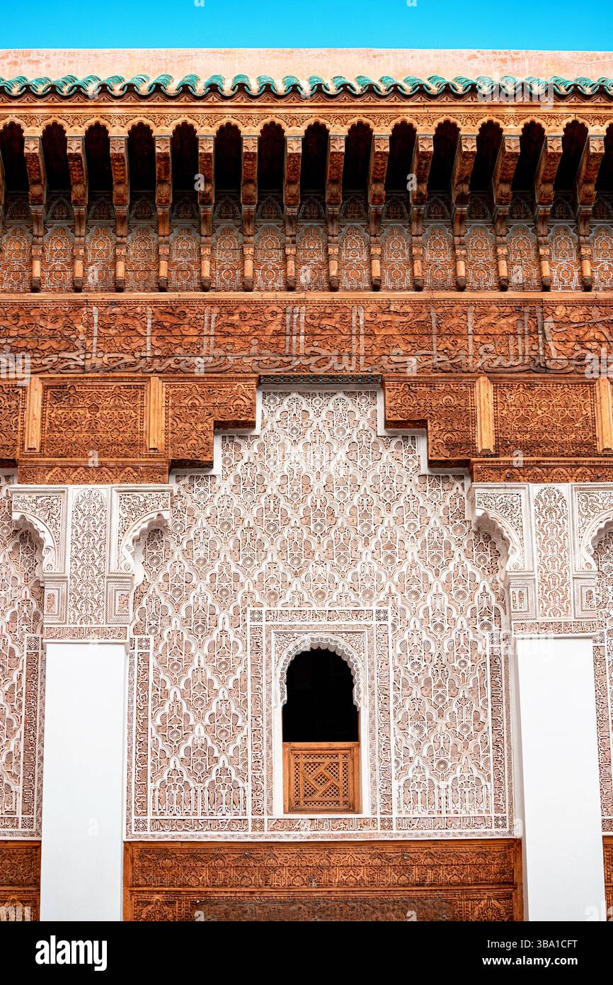 Façade ornée d'une madrasa Ben Youssef, mettant en valeur l'art marocain traditionnel avec des sculptures détaillées, des motifs géométriques Banque D'Images