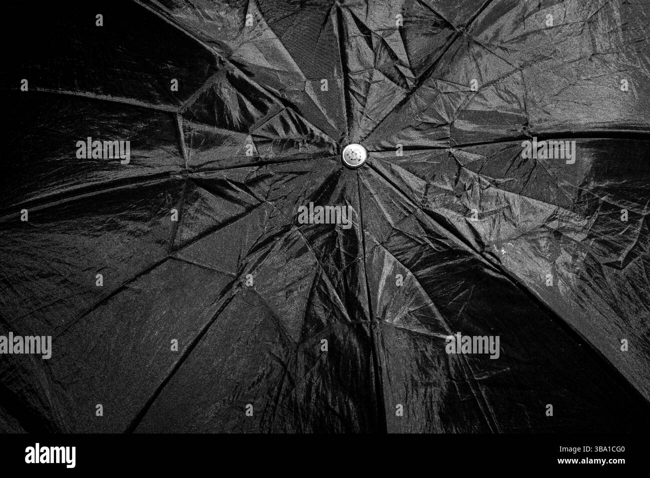 Parapluie noir avec capuchon argenté : protection contre les intempéries Banque D'Images