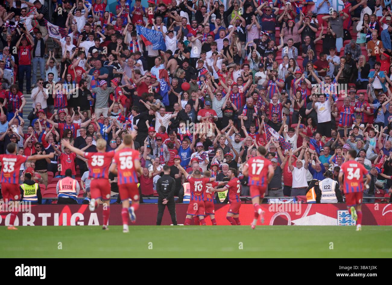 Jack Barham d'Aldershot Town (au centre) célèbre avec ses coéquipiers devant les supporters après avoir marqué son premier but lors de la finale du Trophée Isuzu FA au stade de Wembley à Londres. Date de la photo : dimanche 11 mai 2025. Banque D'Images