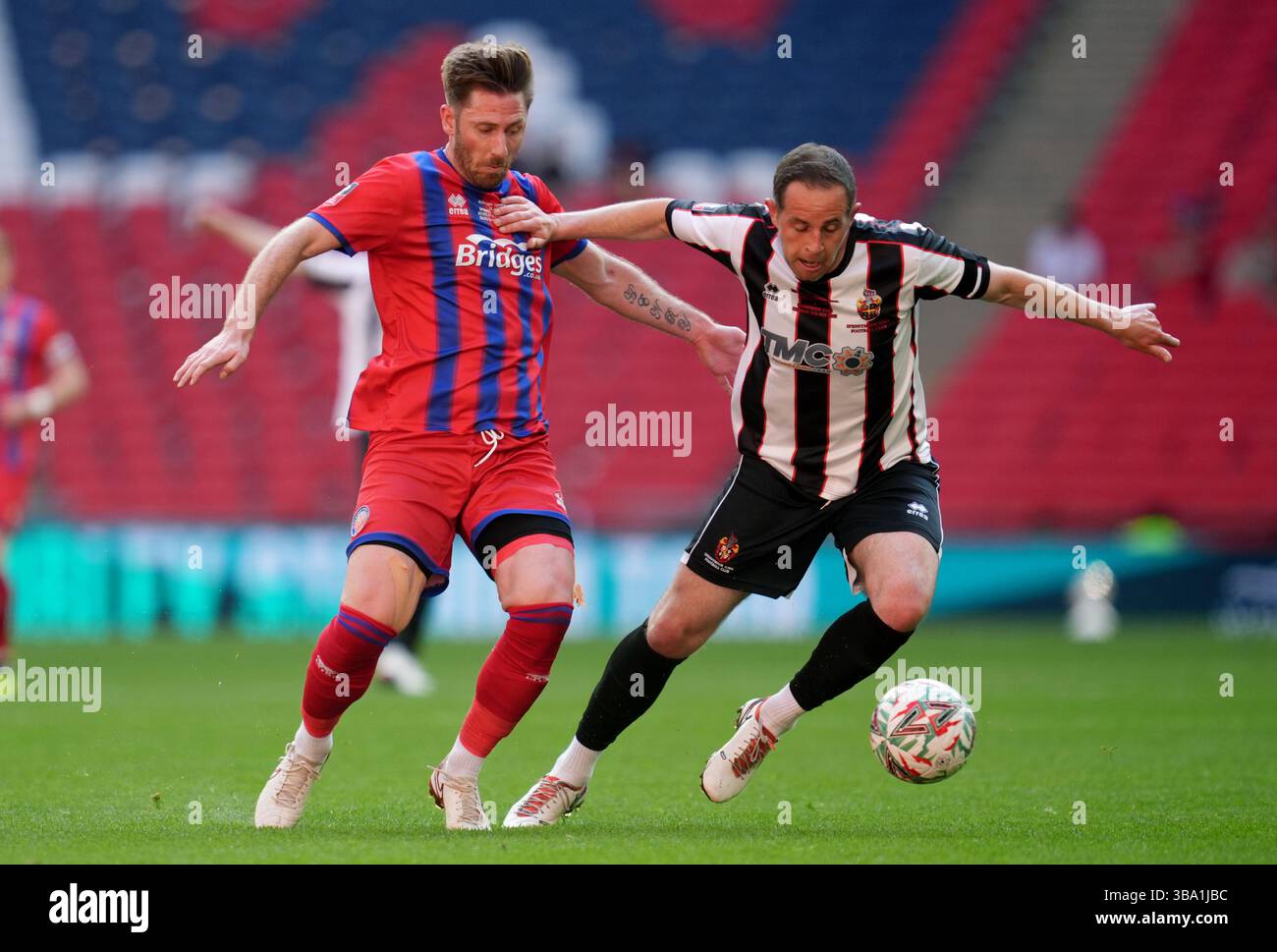 James Henry d'Aldershot Town (à gauche) et Matty Dolan de Spennymoor Town s'affrontent pour le ballon lors de la finale du Trophée Isuzu FA au stade de Wembley à Londres. Date de la photo : dimanche 11 mai 2025. Banque D'Images