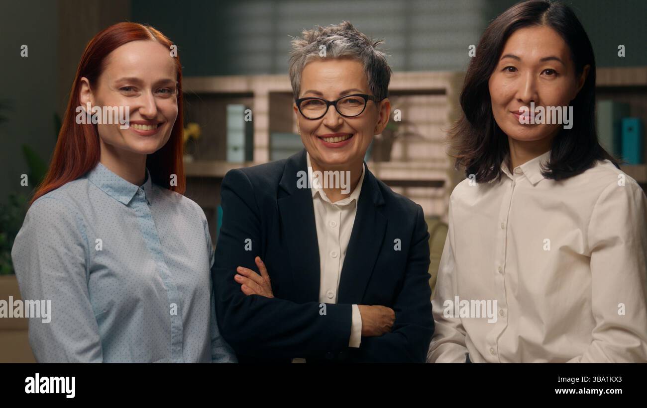 Trois femmes d'affaires femmes chefs de file caucasiennes collègues bureau à l'intérieur parler discussion conversation femmes asiatiques travail d'équipe multinational Banque D'Images