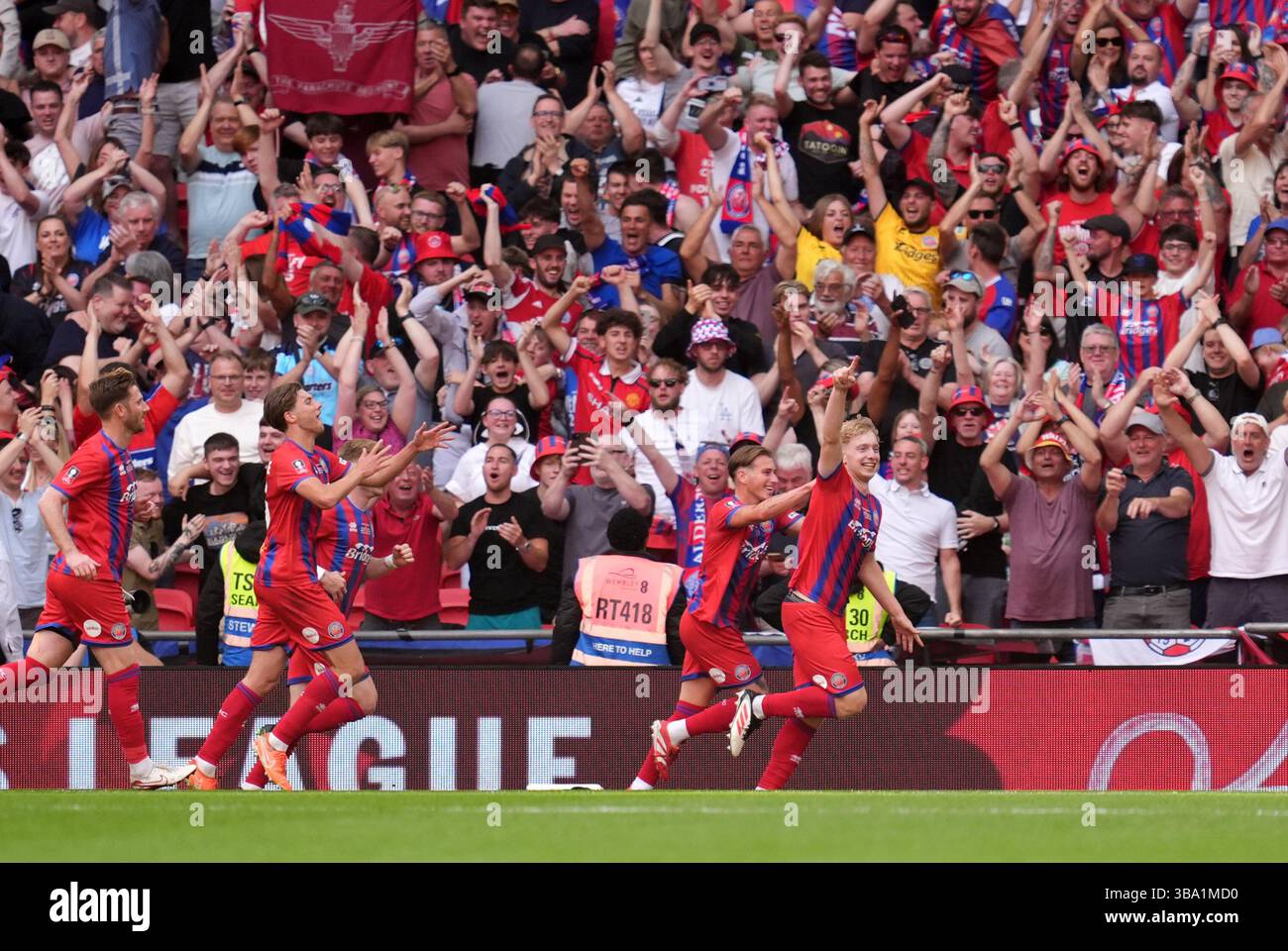 Dan Ellison d'Aldershot Town (à droite) célèbre après avoir marqué son deuxième but lors de la finale du Trophée Isuzu FA au stade de Wembley, Londres. Date de la photo : dimanche 11 mai 2025. Banque D'Images