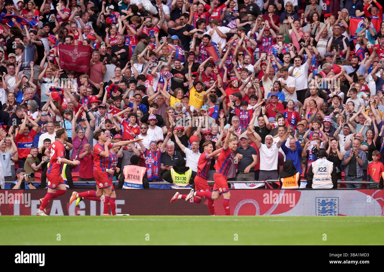 Dan Ellison d'Aldershot Town (à droite) célèbre après avoir marqué son deuxième but lors de la finale du Trophée Isuzu FA au stade de Wembley, Londres. Date de la photo : dimanche 11 mai 2025. Banque D'Images
