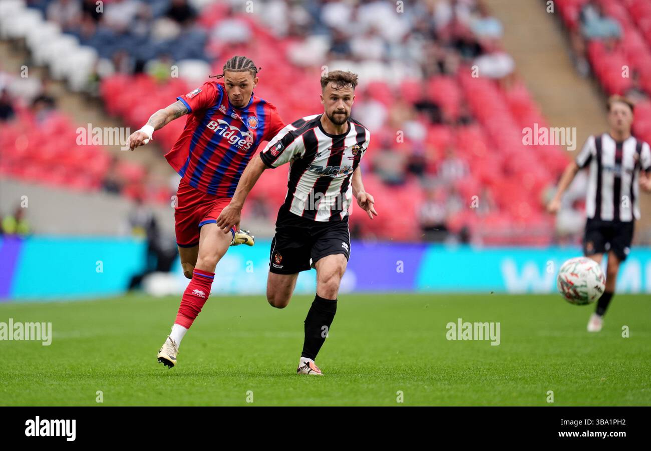 Maxwell Mullins d'Aldershot Town (à gauche) et Olly Dyson de Spennymoor Town s'affrontent pour le ballon lors de la finale du Trophée Isuzu FA au stade de Wembley à Londres. Date de la photo : dimanche 11 mai 2025. Banque D'Images