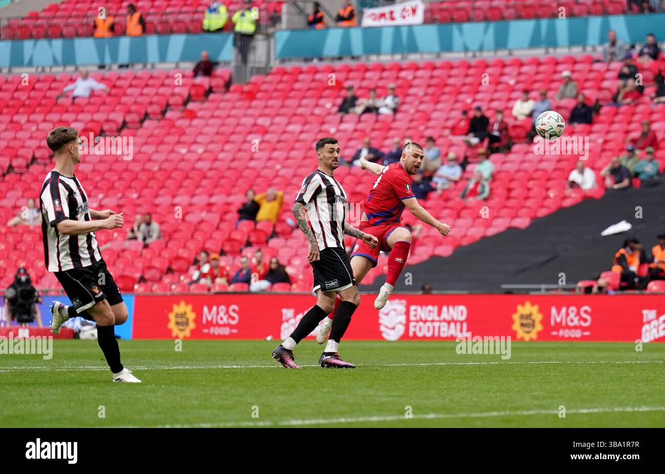 Josh Barrett d'Aldershot Town (à droite) marque son troisième but lors de la finale du Trophée Isuzu FA au stade de Wembley à Londres. Date de la photo : dimanche 11 mai 2025. Banque D'Images