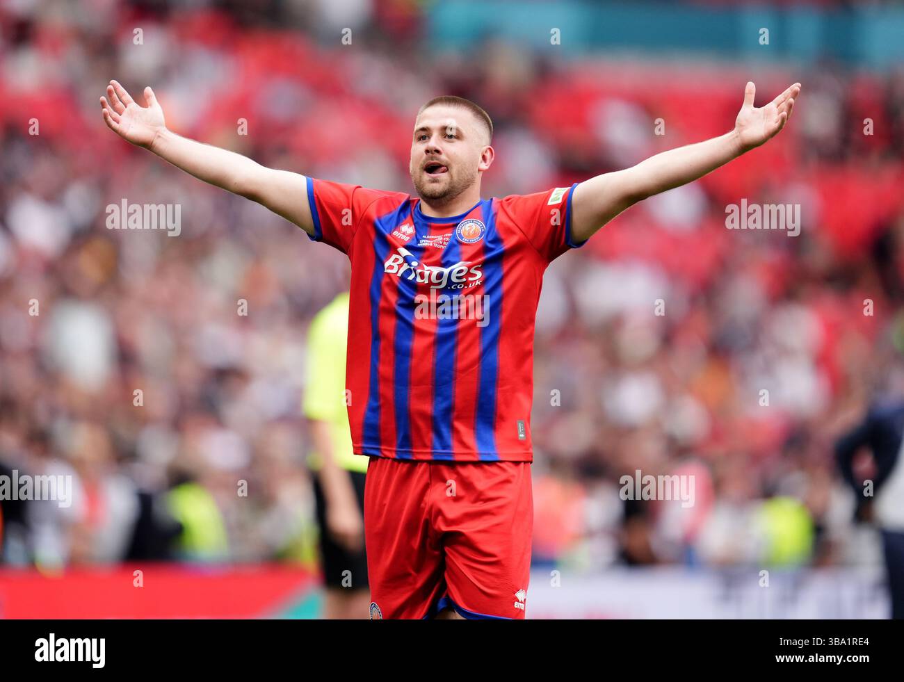 Josh Barrett d'Aldershot Town célèbre après avoir marqué son troisième but lors de la finale du Trophée Isuzu FA au stade de Wembley à Londres. Date de la photo : dimanche 11 mai 2025. Banque D'Images