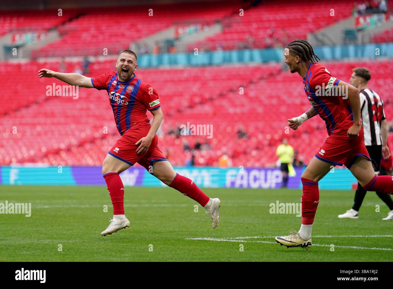 Josh Barrett d'Aldershot Town (à gauche) célèbre après avoir marqué son troisième but lors de la finale du Trophée Isuzu FA au stade de Wembley, Londres. Date de la photo : dimanche 11 mai 2025. Banque D'Images