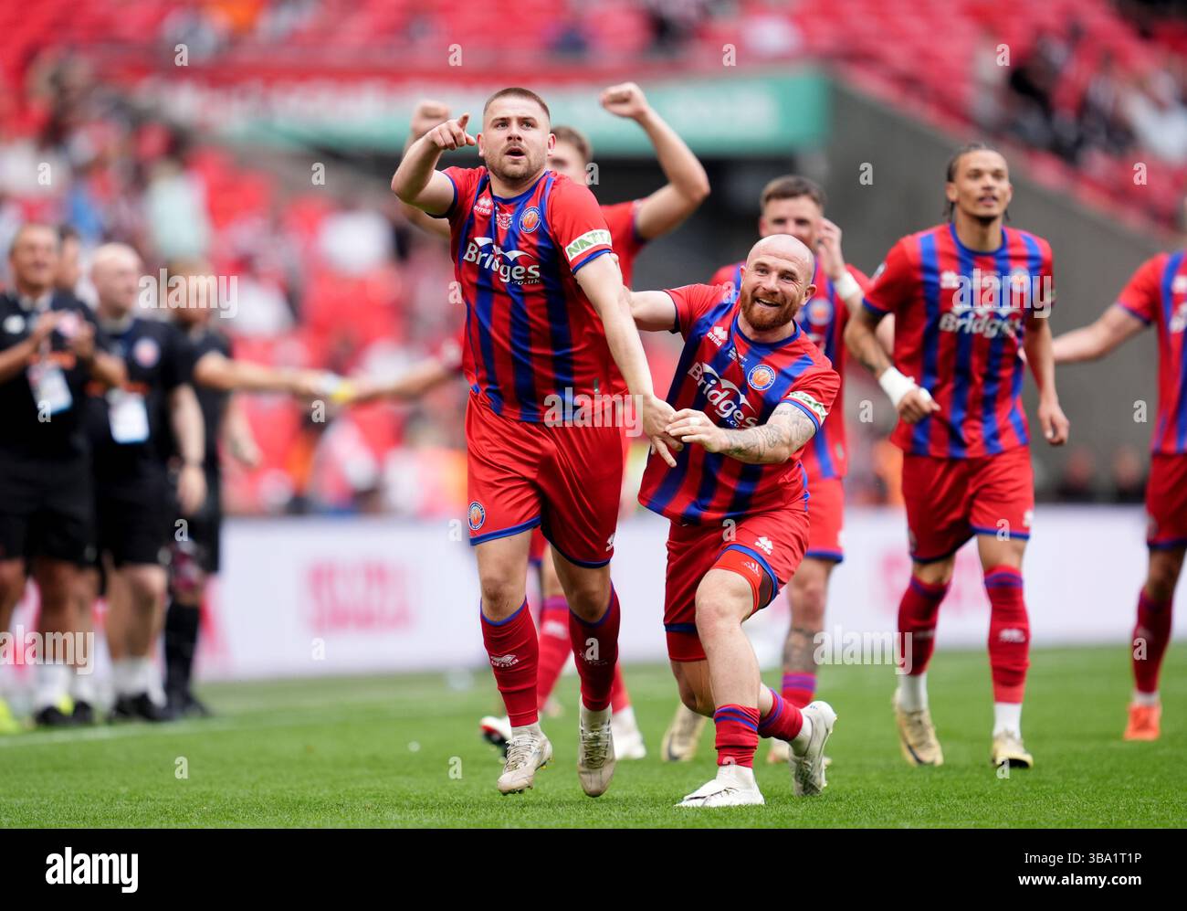 Josh Barrett d'Aldershot Town (à gauche) célèbre avec ses coéquipiers après avoir marqué son troisième but lors de la finale du Trophée Isuzu FA au stade de Wembley à Londres. Date de la photo : dimanche 11 mai 2025. Banque D'Images