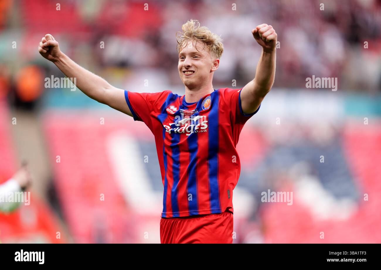 Dan Ellison d'Aldershot Town célèbre la finale du trophée Isuzu FA au stade de Wembley, à Londres. Date de la photo : dimanche 11 mai 2025. Banque D'Images