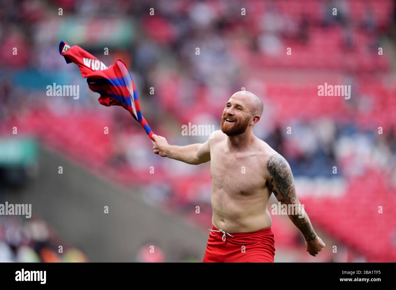 Theo Widdrington d'Aldershot Town célèbre la finale du trophée Isuzu FA au stade de Wembley, à Londres. Date de la photo : dimanche 11 mai 2025. Banque D'Images