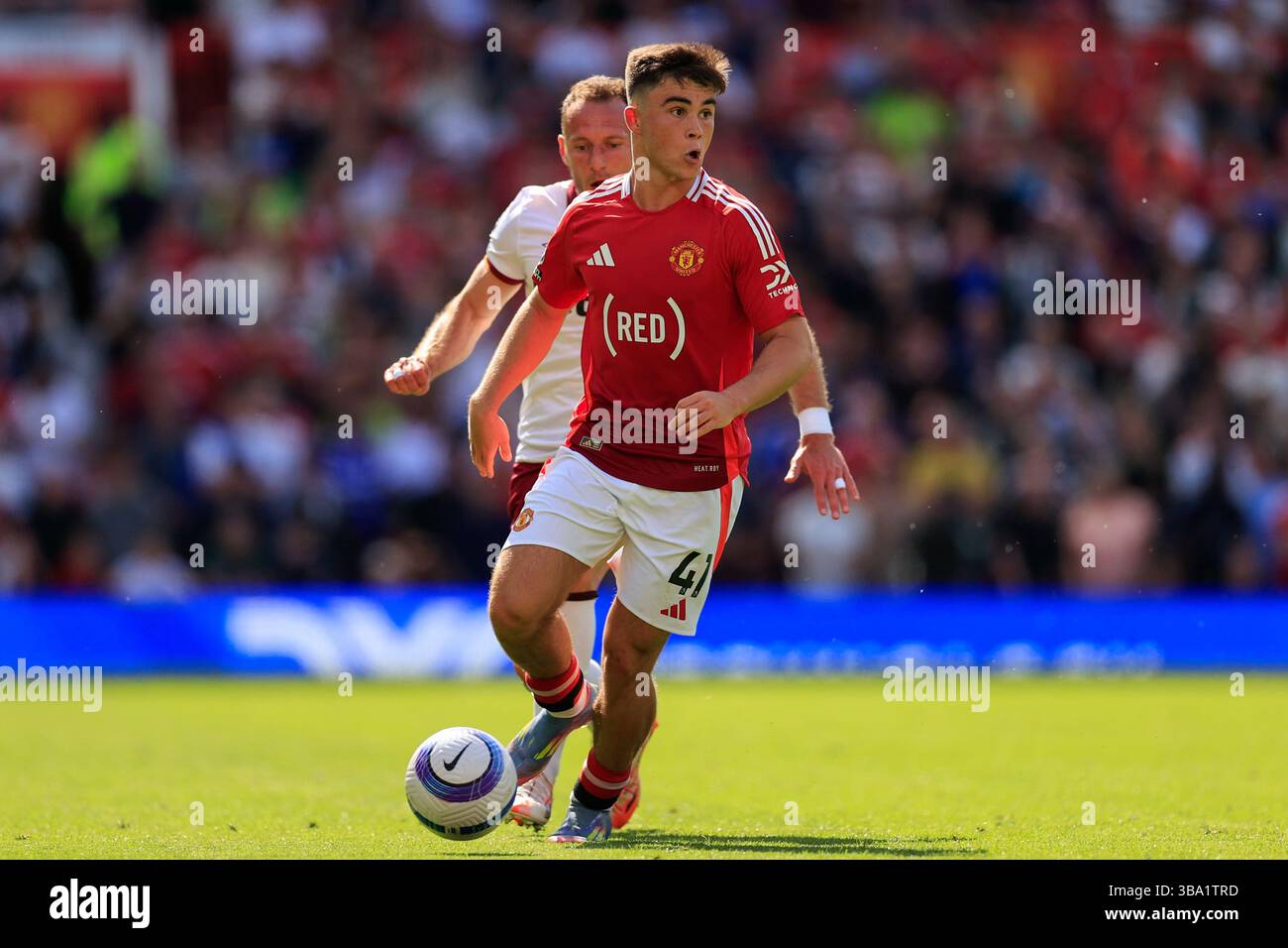 UTILISATION ÉDITORIALE UNIQUEMENT aucune utilisation avec des fichiers audio, vidéo, données, listes de présentoirs (hors UE), logos de club/ligue ou services « live » non autorisés. Utilisation en ligne des matchs limitée à 45 images (+15 en temps supplémentaire). Inutile d'émuler des images en mouvement. Aucune utilisation dans les Paris, les matchs ou les publications/services d'un club/ligue/joueur.crédit obligatoire : photo de Conor Molloy/ProSports/Shutterstock (15294009by) Harry Amass (41) de Manchester United en action lors du match de premier League entre Manchester United et West Ham United à Old Trafford, Manchester Manchester United v West Ham United, premier League - 11 mai 2025 Banque D'Images