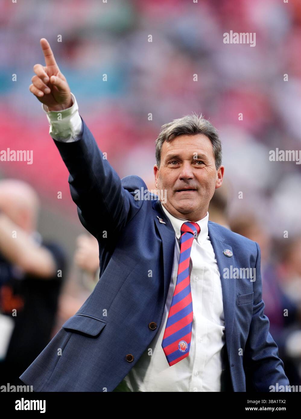 Tommy Widdrington, manager d'Aldershot Town, célèbre la finale du Trophée Isuzu FA au stade de Wembley, à Londres. Date de la photo : dimanche 11 mai 2025. Banque D'Images