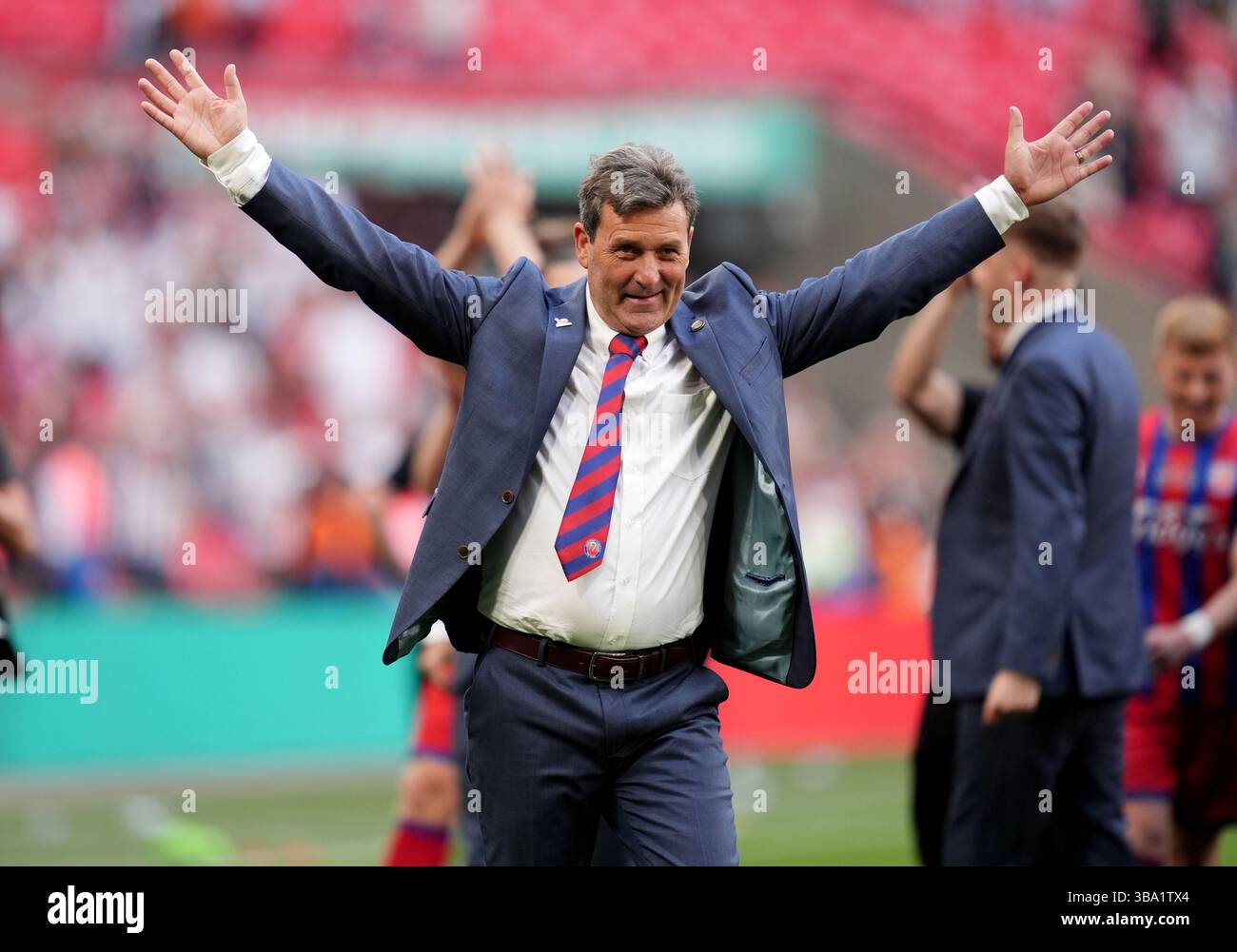 Tommy Widdrington, manager d'Aldershot Town, célèbre la finale du Trophée Isuzu FA au stade de Wembley, à Londres. Date de la photo : dimanche 11 mai 2025. Banque D'Images