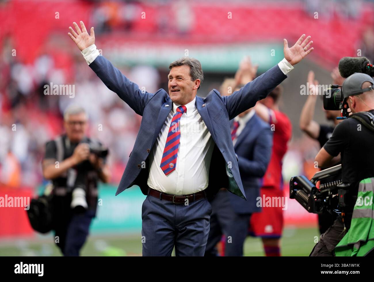 Tommy Widdrington, manager d'Aldershot Town, célèbre la finale du Trophée Isuzu FA au stade de Wembley, à Londres. Date de la photo : dimanche 11 mai 2025. Banque D'Images