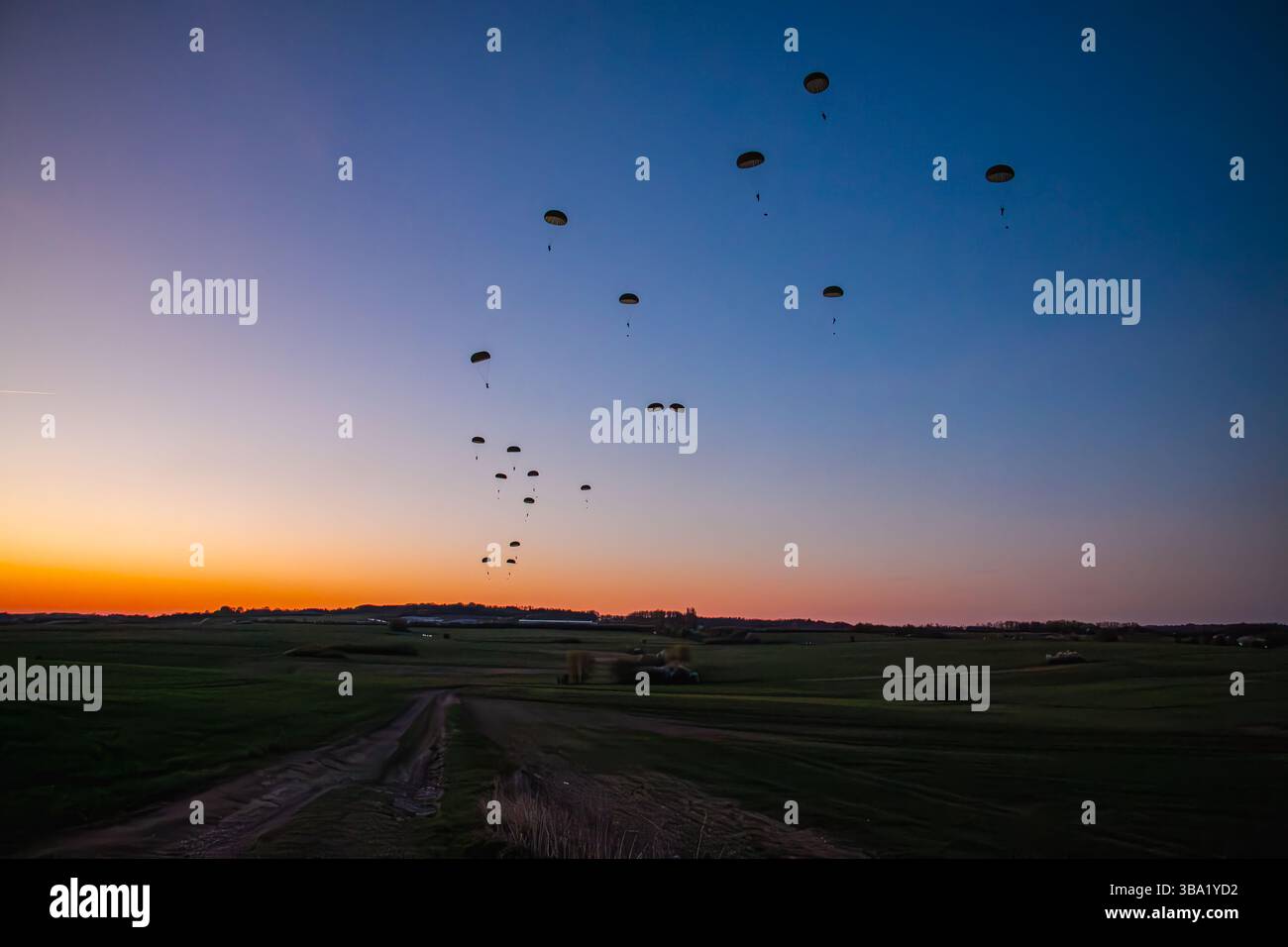 Parachutistes allemands lors d'un exercice de l'OTAN en Allemagne, entièrement équipés, descendant d'avions et coordonnant au sol dans un entraînement forestier Banque D'Images