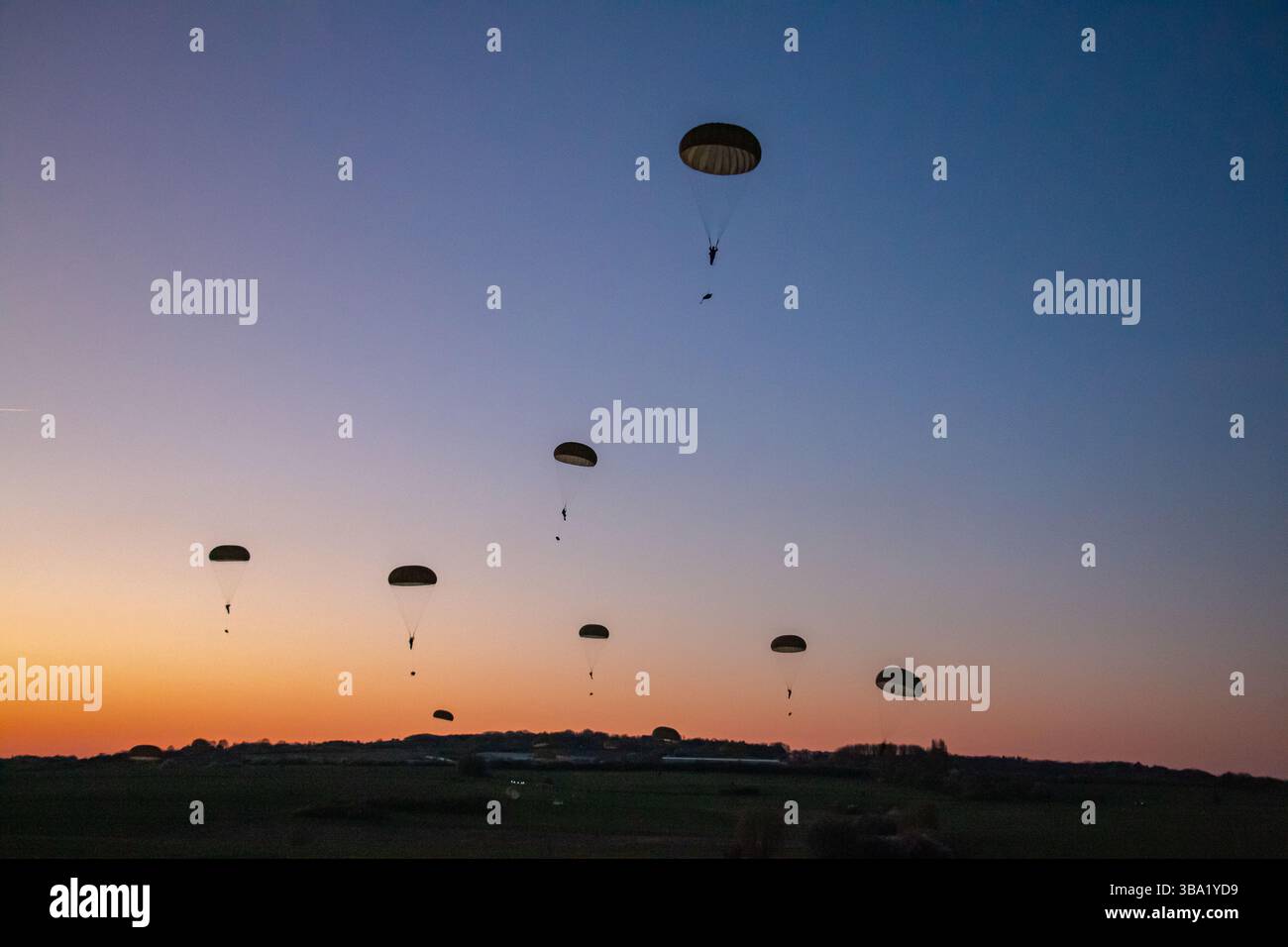 Parachutistes allemands lors d'un exercice de l'OTAN en Allemagne, entièrement équipés, descendant d'avions et coordonnant au sol dans un entraînement forestier Banque D'Images