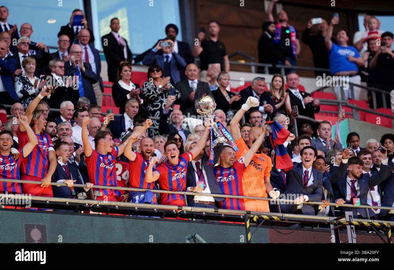 Aaron Jones d'Aldershot Town remporte le trophée après la finale de l'Isuzu FA Trophy au stade de Wembley à Londres. Date de la photo : dimanche 11 mai 2025. Banque D'Images